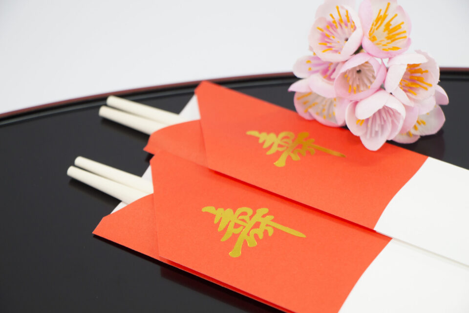 還暦のお祝いのマナーを取り入れた赤の箸袋