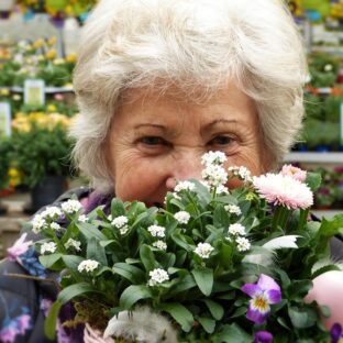 敬老の日に渡すプレゼントの選び方について解説します